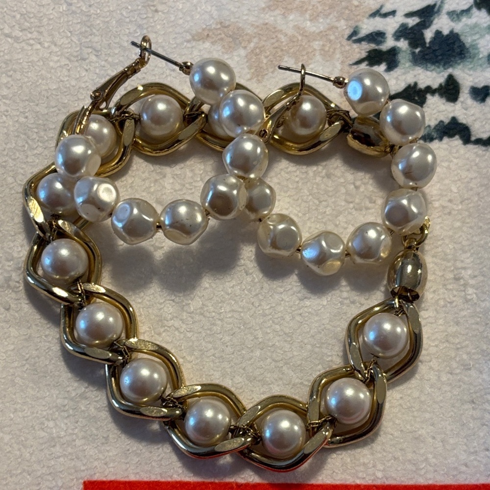 Elegant Gold and Pearl bracelet and earrings set - Picture 6 of 6